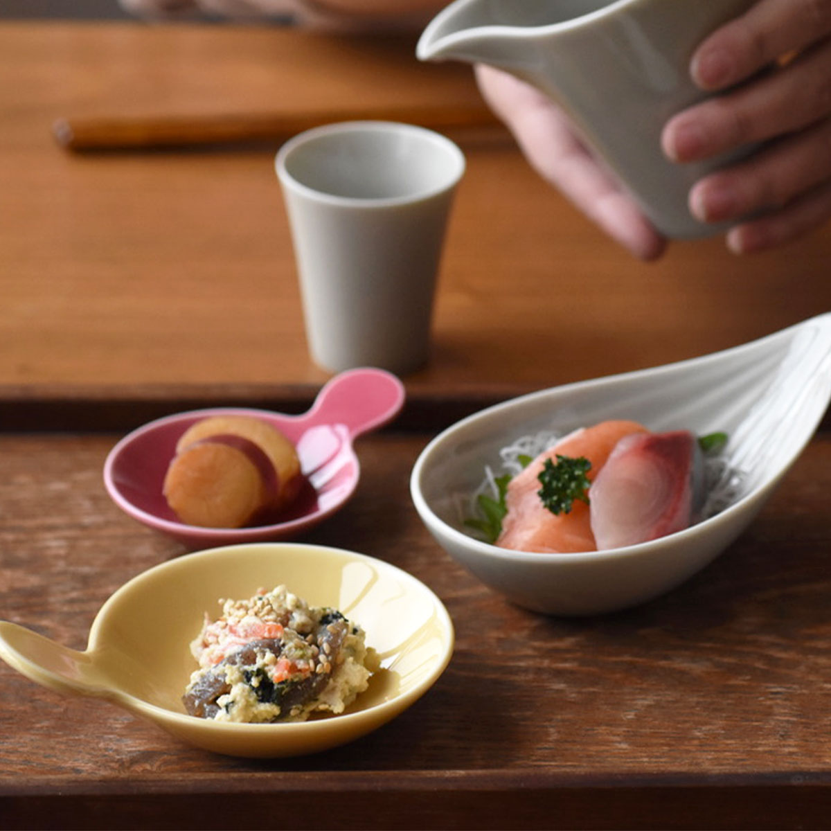 【300円OFFクーポン】 豆皿 和食器 ディップトレーM おうち居酒屋 小皿 副菜 醤油 前菜 居酒屋 ワンプレート 御盆料理 カラー 美濃焼 おしゃれ 洋食器 贈り物 プレゼント 見谷陶器 食洗器対応 電子レンジ対応 シンプル 白い食器 薬味皿 縦12.2cm×横9.1cm×高さ4.1cm 3