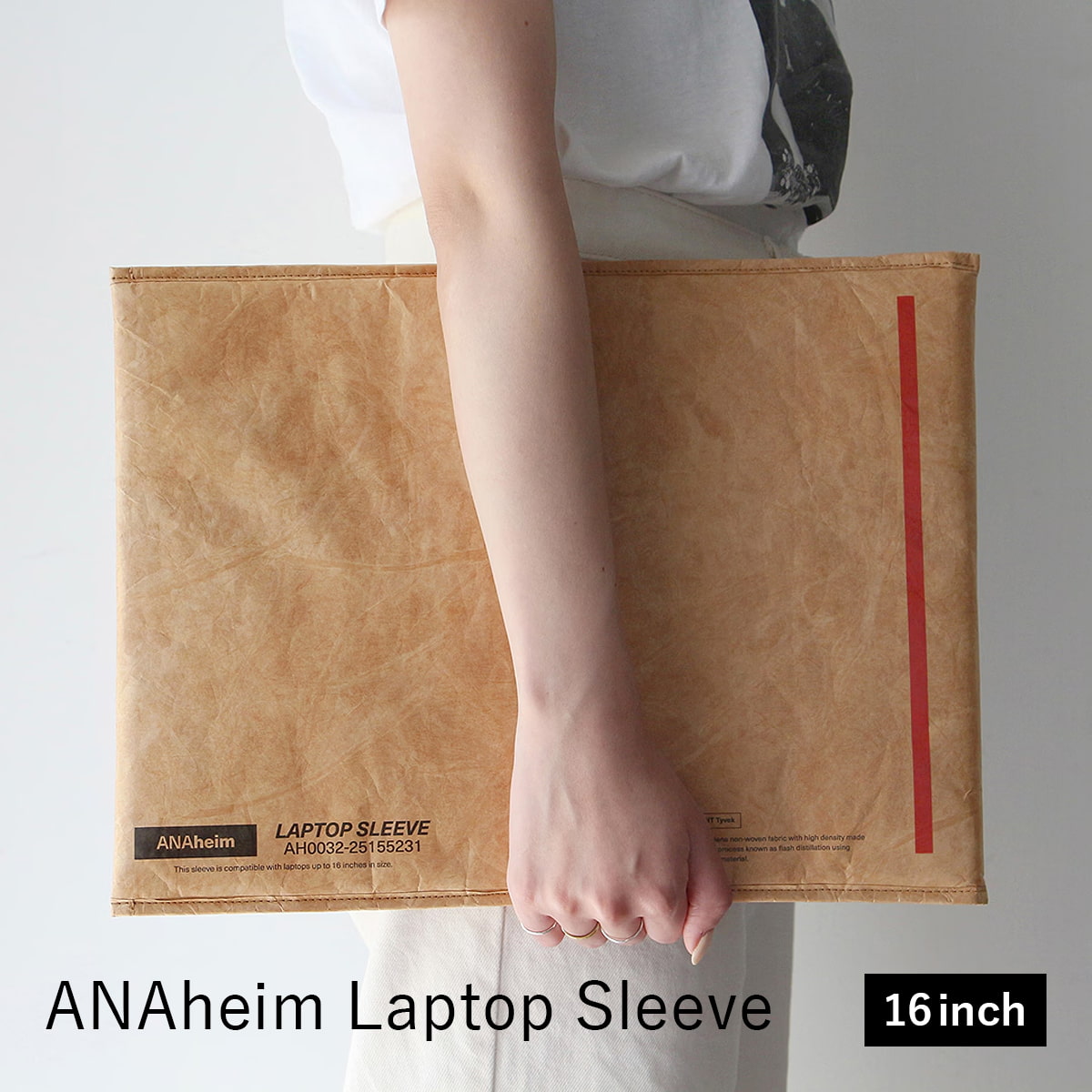 超軽量・高耐久素材を採用したノートパソコンケースです。 【16inch】対応サイズになります。 本体には、DUPONT社製の高機能素材Tyvek（タイベック）を採用。紙のように軽やかな質感ながら、耐久性・耐引裂性・防水性に優れ、建築資材や防護服にも用いられるタフな素材です。重量はわずか約40〜45gと軽量で、持ち運びの負担を軽減します。 内側にはクッション性のあるキルティング素材を採用し、PCをやさしく保護。開閉はベルクロ仕様でスムーズです。内部のポケットには充電器やマウス、書類などを分けて収納でき、ノートPCと干渉しにくい設計になっています。 スリムなデザインで、バックパックやビジネスバッグ、トートバッグにもすっきり収まります。使い込むほどに生まれるシワやスジはTyvekならではの経年変化。紙のような表情が深まり、自分だけの風合いへと育っていきます。 ※ご購入前に必ず内寸をご確認ください。 　同じインチ数のPCでも、PCの厚みや形状により収納できない場合がございます。 【対応サイズ】 ・Mac Book 15inch Air 　W34.04 x D23.76 x H1.15cm ・Mac Book 16inch Pro 　W35.57 x D24.81 x H1.68cm サイズ W29×D38.5×H1.5cm 重量 45g 素材 タイベック、ポリエステルフォーム、ベルクロ 原産国 中国 配送方法 宅配便 ※沖縄・離島・一部地域 お届け不可 ↓サイズ違いはこちら↓