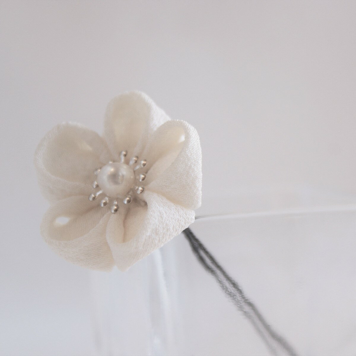 髪飾り 花 成人式 送料無料 正絹 つまみ細工 パール 花嫁様 ユーピン Uピン 白 シルクホワイト 七五三 成人式 かんざし 簪 振袖 和装 和婚 袴 結婚式 着物　[商品番号00803 商品名:淡水パール梅UPIN ]