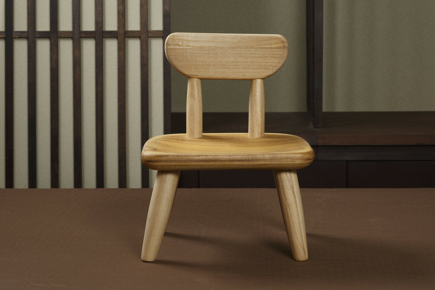 どっしりくん　子供　椅子　無垢材　キッズ　チェアー