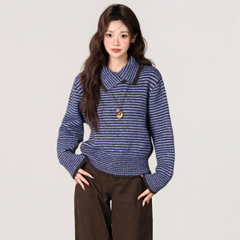 ■ この商品の特徴 ● トレンドのストライプ柄：シンプルながら存在感のあるストライプが、コーディネートのアクセントになります。 ● 防寒に優れたハイネック：首元までしっかりガードするハイネックデザインで、冬の冷たい風から守ります。 ● ゆったりシルエット：体型を気にせず着られるフリーサイズのゆったりシルエットで、一日中快適です。 ■ 詳細な機能 【暖かさにこだわった厚手素材】 寒い季節に嬉しい、厚みのあるニット地を使用しています。中に一枚重ね着をしても締め付け感が少なく、保温性に優れています。しっかりとした生地感ながら、肌に当たる内側はなめらかな仕上げで、直接着用してもごわつきを感じにくい点が特徴です。 【着回し力を高めるデザイン性】 ベーシックなカラーにストライプを組み合わせたデザインは、シンプルすぎず主張しすぎず、様々なボトムスと合わせやすいのが魅力です。ハイネックは顔周りをすっきりと見せ、きれいめな印象も与えてくれます。リラックスした雰囲気の「ゆったり風」シルエットで、トレンド感も取り入れています。 ■ 使用シーン ● 冬のカフェでのお出かけに ● お家でのリラックスタイムに ● 近所へのちょっとした買い物に ■ 商品仕様 ブランドRunea Code素材ポリエステル、アクリル、その他（詳細はタグをご確認ください）カラーブルー、イエローサイズフリーサイズ（着丈約58cm、身幅約52cm、肩幅約45cm、袖丈約58cm ※平置き測定）重量約350gセット内容ニットトップス 1枚 ■ ご購入前のご確認 ● モニター環境により、実物と色味が異なって見える場合がございます。 ● 天然素材ではないため、ウールのような独特の風合いはございません。合成繊維ならではの扱いやすさが特徴です。 ● 洗濯の際は、ネットに入れて優しく洗濯し、平らな場所で陰干しすることをお勧めします。