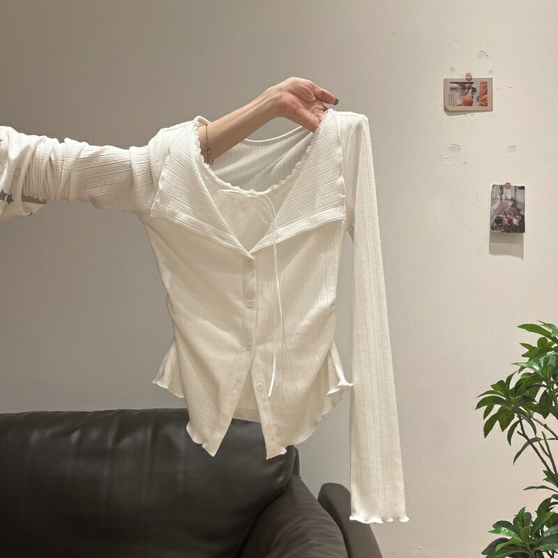 Rakuten - 長袖Tシャツ レディース カットソー ロンt ツーピース デザイン ピーターパンカラー ボタン フロント レース 襟付き Vネック きれいめ インナー 重ね着 秋 トップス 普段着 おしゃれ Runea Code