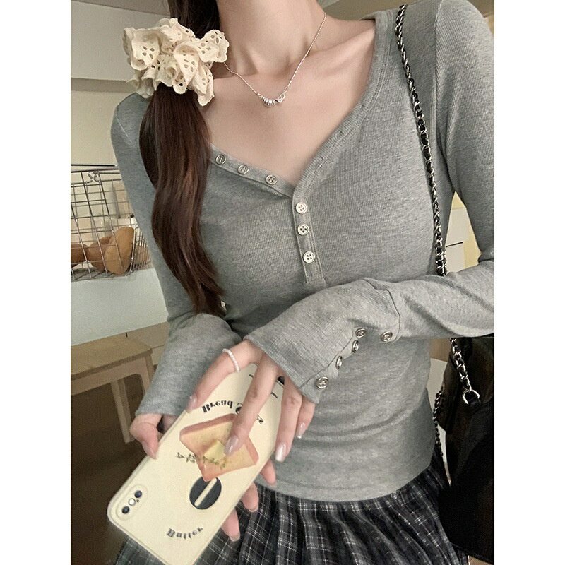 Rakuten - トップス レディース 長袖 Tシャツ Vネック ボタンデザイン 純欲風 シルエット ウエストイン 柔らかい 肌触り 秋 普段着 きれいめ デート カットソー グレー Runea Code