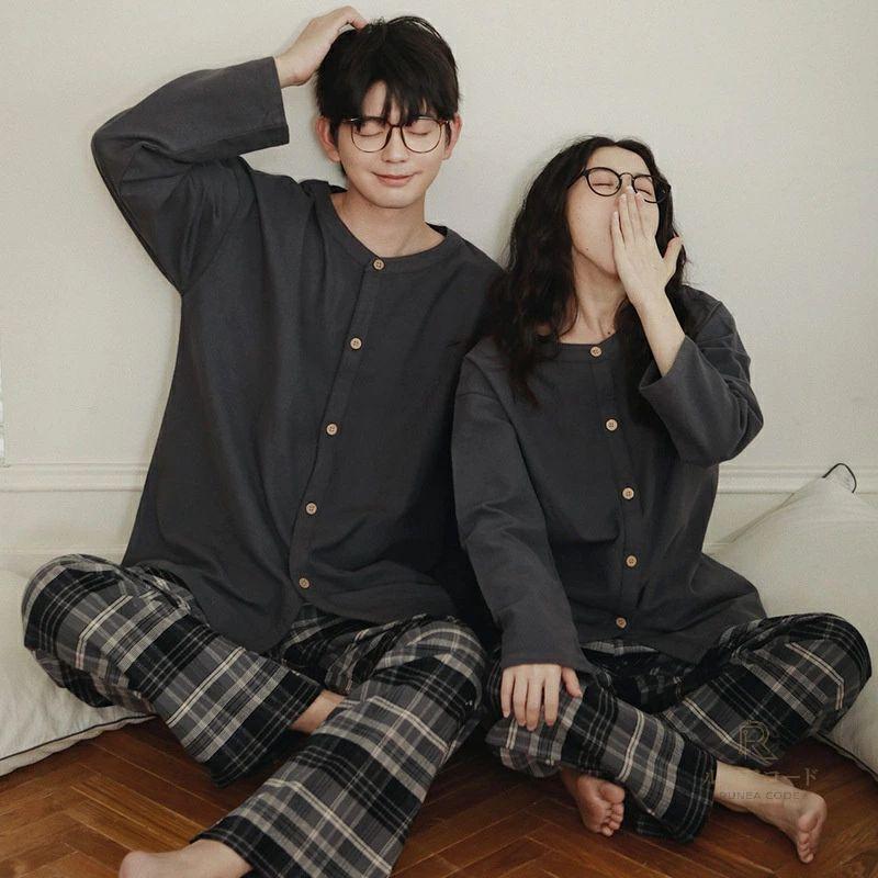 関連キーワード：ペアパジャマ カップル ペア ルームウェア 春 結婚祝い プレゼント 大きいサイズ お祝い 長袖 パジャマ ギフト 上下 セット レディース 部屋着 ペアルック 無印 メンズ 秋 春秋 お揃い 服 ペアパジャマ秋 冬 かわいい 送料無料 綿95% 男女2着 綿100％ 前開き コットン おもしろ 夫婦 上下セット 綿100% ペアコーデ おしゃれ 前開き 春夏秋冬 スウェット セットアップ お揃いルームウェア 肌に刺激がない 快適 快眠 母の日 寝巻き 防寒対策 彼女 彼氏 記念日 春夏 肌に優しい綿100％父の日 ブライダル やさしい 敬老の日 ナイトウェア 無地 可愛い 入院 伸縮 新生活 ルームサプリ M L LLサイズ シンプル ペアパジャマ春秋冬 簿手 ワッフル生地 プルオーバー マイクロファイバー ルームウエア 韓国 女性 男性 冬物 あったか 防寒 寝間着 オシャレ 誕生日 贈り物 綿 綿100 和晒 両親 ふわふわ 薄手 LL 2L 冷房対策 大きい 薄い 毛玉ができにくい トップス パンツ 長袖パジャマ スエット上下 夏用 夏 中学生 長ズボン ●着脱しやすく体温調節も簡単な前開きデザイン ボタンを開け閉めするだけでさっと着替えられる前開きタイプ。朝晩の気温差にも対応しやすく、羽織るだけでガウンのようにも使える便利な一着です。 ●肌に優しい綿100%の快適素材 通気性・吸水性に優れ、静電気が起きにくいコットン素材。夏は涼しく冬は暖かく、一年を通して快適な着心地を保ちます。洗濯にも強く、長く愛用できる丈夫さも魅力です。 ●二人の時間をおしゃれに彩るペアデザイン クラシックな前開きデザインは甘くなりすぎず、大人のカップルにもぴったり。届いたその日からお揃いコーデを楽しめ、日常のひとときを特別に演出します。 ●贈り物に最適な実用性とデザイン性 結婚祝い、記念日、父の日・母の日・敬老の日など幅広いシーンに対応。腕が上がりにくい方でも着替えやすく、世代を問わず喜ばれる心遣いの伝わるギフトです。 ●季節を問わず活躍する長袖上下セット 春秋は一枚で快適に、冬はインナーを重ねて暖かく、夏は冷房対策に。きちんと感があるので急な来客にも対応でき、おうち時間を快適かつ上品に彩ります。 商品買うメリット ペアパジャマなら、部屋着ばかりでなく、近くのコンビニにも行けます。しかもネットで買えるので、簡単で便利です（おっくうな彼もこれなら仮想デート的に買えます）。これを着ている間は、彼との関係も良好です。 肌触りが気持ちいいパジャマです。 丁寧かつ丈夫であるため、長期間やさしい着心地を楽しめます。 結婚プレゼントや記念日ギフトで、春秋夏でも可愛く演出できます。 恋人二人で一緒に着て、ラブラブ感が溢れます。 自宅用はもちろん、父の日、母の日、結婚祝い、お誕生日、記念日、敬老の日などのギフトにも最適です。 素材 綿100% カラー 写真通り 品質 普通 素材感 普通（薄い、やや薄い、普通、やや厚い、厚い） 季節 春秋冬 販売対象 自宅用、ギフト用 サイズ サイズ写真をご参考ください。 サイズについて不明な方はお気軽にお問い合わせください。 送料 沖縄以外送料無料、沖縄地方1500円 ラッピング対応 ラッピング袋手配可能。 注意事項 ※その他のよくあるご質問。 ●表示サイズがある場合、多少の誤差(約1-3cm、)が生じる場合がございます。 ●製造上、細かな汚れやシワ糸のほつれが発生する場合がございます。 ●モニターの発色の具合によって実際のものと色が異なる場合が御座います。 ●&nbsp;商品の仕様は、製造元の都合により予告なく変更することがあります。また、突然の欠品等で商品手配の遅れや手配ができない場合がございます ので、ご了承ください。 ●土日祝祭日のご注文およびお問い合わせへの弊社からのご連絡は、翌営業日となります。 関連キーワード：ペア パジャマ 長袖 男女2着 セット 綿100％ 前開き 秋 冬 コットン カップル ルームウェア ペアパジャマ 結婚祝い プレゼント お祝い おもしろ 春秋 夫婦 ギフト 上下セット レディース 部屋着 メンズ 綿100% かわいい ペアコーデ おしゃれ 前開き 大きいサイズ お揃い 送料無料 春夏秋冬 スウェット 上下 セットアップ ペアルック お揃いルームウェア 肌に刺激がない 快適 快眠 母の日 寝巻き 防寒対策 彼女 彼氏 記念日 春夏 肌に優しい綿100％父の日 ブライダル やさしい 春 敬老の日 ナイトウェア 無地 可愛い 入院 伸縮 新生活 ルームサプリ M L LLサイズ シンプル ペアパジャマ春秋冬 簿手 ワッフル生地 プルオーバー マイクロファイバー ルームウエア 韓国 女性 男性 冬物 あったか 防寒 寝間着 オシャレ 誕生日 贈り物 綿 綿100 和晒 両親 ふわふわ 薄手 LL 2L 冷房対策 大きい 薄い 毛玉ができにくい トップス パンツ 長袖パジャマ スエット上下 夏用 夏 中学生 長ズボン