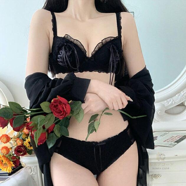 商品説明 ◆レース・クロスリボンのブラ＆ショーツセット ・1セットは持っておきたい！エレガントな2点セット ・2列×3個のホック ・通年大活躍間違いなしのアイテム サイズ(cm) 【70】アンダー：約67-72、相当サイズ：A70 B65 B70 C65 【75】アンダー：約72-77、相当サイズ：A75 B75 C70 【80】アンダー：約77-82、相当サイズ：A80 B80 C75 ※セットショーツ：【70】Mサイズ、【75】Lサイズ、【80】XLサイズ カラー ホワイト 、ブラック、ピンク 素材 ナイロン83％、 ポリウレタン17％ 商品詳細 ・ブラ＆ショーツ2点セット ・透け感：一部あり モデル情報 身長155cm/体重43kg/B83/W57/H83　着用サイズ：70 原産国 MADE IN CHINA 注意点 ●色合いはモニター環境により若干の誤差が出ます。 ●入荷・生産時期により、色、サイズ、素材など多少異なる場合がございます。 ●本製品は生産過程におきまして、生地を織る際の糸の継ぎ目や多少のほつれが生じることがありますが、 予めご了承ください。 ●お手頃価格での提供を目指しているため、簡易包装となっており、保管・梱包時にシワが伴う場合がございます。