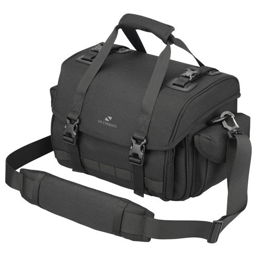 ・「GW-STANDARD リッジ」シリーズは、カメラバッグに求められる「機材を安全で快適に持ち運ぶ」という基本性能を追求し、機材の取り出しやすさ、収納のしやすさにこだわった高機能スタンダードモデル。 ・充分な収納力と保護性能を備えながらも、それを意識させないシンプルなデザインと軽量設計で軽快なフォトワークをサポート。 ・「ショルダーバッグ10」は、収納スペースに無駄のないスクエアデザインを採用し、レンズ付きの一眼カメラと交換レンズ2～3本程度と、必要十分な機材をコンパクトに収納できる10Lサイズのカメラバッグ。 ・可変式の中仕切りにより、70-200mm F2.8クラスの望遠レンズを装着した一眼カメラをそのまま横向きで収納することも可能。 ・一覧しやすい大きな開口部で素早く出し入れ可能。取り回しの良いサイズで持ち運びやすく、重量も約1030gの軽量設計。 ・フロントにはクリーニングアイテムやスマートフォンなどを整理しやすいインナーポケット付きファスナーポケット、天面パネルの裏側には取扱説明書や地図など薄手の物を収納するのに適したメッシュポケットを装備。 ・左右のサイドポケットは予備バッテリーなどの撮影アイテムが収納できる充分なマチ幅があり、面ファスナー式で素早く取り出し可能。 ・厚いクッション材が入った大型ショルダーパッドが肩にしっかりとフィットし、衝撃を効果的に吸収。肩への負担を軽減し、長時間の使用でも疲れにくく、快適な背負い心地を提供します。ショルダーベルトは必要に応じて着脱が可能。 ・バッグの底が直接地面へ接することを防ぐフットスタンドを装備。底面の素材には防汚性と防水性に優れたターポリンを採用。 ・背面にはキャリーバッグのハンドルを通せるホルダーを装備。 ・天面の固定ベルトを使って、三脚やウェア等をしっかり取り付けることが可能。三脚は天面の対角線上に固定することでショルダーベルトとの干渉を避け、重量バランスの良い装着が可能。 BR> カメラ収納部内寸法 約W310×H190×D170mm 外寸法 約W415×H230×D230mm 容量 約10L 重量 約1030g 材質 ポリエステル、ターポリン 付属品 中仕切り×9、三脚固定ベルト×2、ショルダーベルト ハクバ GW-STANDARD リッジ ショルダーバッグ 10 カメラバッグ カラー ブラック JANコード 4977187209099 商品型番 SGWSR-SB10 希望小売価格　23,000円