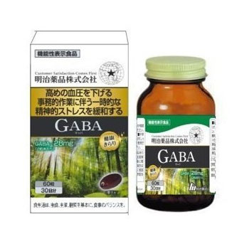 健康きらり GABA（ギャバ）【機能性表示食品】 健康きらり GABA（ギャバ）にはGABAが含まれます。 GABAには血圧が高めの方の血圧を下げる機能や事務的作業に伴う一時的な精神的ストレスを緩和する機能があることが報告されています。健康きらり GABA（ギャバ）にはGABAが含まれます。 GABAには血圧が高めの方の血圧を下げる機能や事務的作業に伴う一時的な精神的ストレスを緩和する機能があることが報告されています。 機能性関与成分名：GABA 2粒中含有量：28 mgお召し上がり方1日摂取目安量　2粒が目安 ■摂取方法 水などでお召し上がりください。おすすめ血圧が高めの方に内容成分健康きらり GABA（ギャバ）【栄養成分表示】1日目安量(2粒　930mg当たり） エネルギー 　　 5.8kcal たんぱく質 　　 0.28g 脂質 　　 0.45g 炭水化物 　　 0.15g 食塩相当量 　　 0.0053g ■機能性関与成分　　 GABA 　　 28mg ■原材料名 食用オリーブ油（オリーブ（スペイン産））、GABA　/　ゼラチン、グリセリン、グリセリン脂肪酸エステル、ミツロウ、カカオ色素、植物レシチン（大豆由来）注意本品は、多量摂取により疾病が治癒したり、より健康が増進するものではありません。 1日の摂取目安量をお守りください。 アレルギーのある方は原材料を確認してください。 子供の手の届かない所に保管してください。 開栓後は栓をしっかり閉めて早めにお召し上がりください。 降圧薬を使用されている方は、使用前に医師、薬剤師に相談してください。注意書き直射日光、高温多湿を避けて保存してください。内容についてのお問い合わせは 下記までお願いします。明治薬品株式会社 東京都千代田区外神田4-11-3 お客様相談室：03-3253-3451 受付時間：9:00～17：00 (土日・祝日を除く）区分: 日本製 【健康食品・食品】 広告文責：くすりの三井 　06-7507-1808発売元：明治薬品