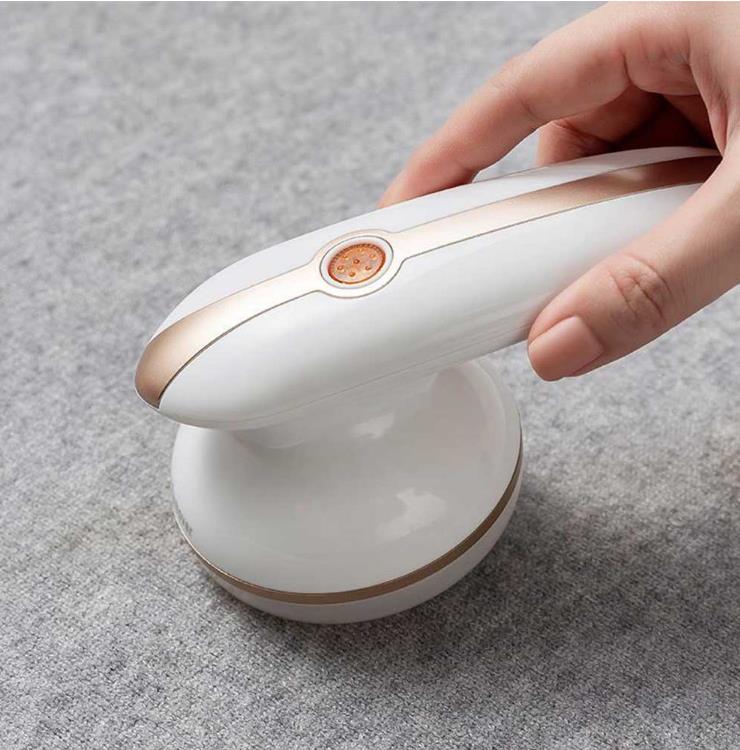 最新毛玉取り器 けだまとり 電動 毛玉カット 毛玉取り機 毛玉クリーナー 強力3枚刃モデル 様々な衣類対応 替刃1個付き USB充電式兼用