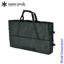 スノーピーク ギアトートM [BG-016]snow peak Gear Tote M3ユニットのIGTテーブルをメインに、各種竹天板、脚部などのパーツをサブポケットを使いながら、綺麗に収納できます。ジカロテーブルもすっぽり収まる大型のトートです。・車に乗せた時、車内が傷つかないよう全面が中にクッション材を挟んでいる3層構造になっています。■ 仕様[材質] 420Dナイロン[サイズ] 90×52(h)×14cm[重量] 2.0kg[JAN] 4960589114740 ※オモテ面は420Dナイロンでできているため、火のそばに置かないよう注意してください。※鋭利な形状のものは本製品破損のおそれがあるため、注意してください。最終更新：2015/01ギアトートMGear Tote MギアトートMIGT脚セットやジカロテーブルがスッキリ収まるテーブルです。Feature特徴IGT脚セットやジカロテーブルがすっきり収まるトートバッグ。3ユニットのIGTテーブルをメインに、各種竹天板、脚部などのパーツを、サブポケットをつかいながら、綺麗に収納ができます。ジカロテーブルもすっぽり収まる大型のトートです。Function機能3ユニットのIGTテーブルを収納本体に加えマルチファンクションテーブルも収納できます。内側にウッドテーブルが入るサブポケットが付いています。※内側の大きいポケットは2ユニットサイズ、小さいポケットは1ユニットのサイズでできています。そのためウッドテーブル(S)や(W)、リッドトレーなどを収納するのに適します。ジカロテーブルにも使えますジカロテーブルも入る大きさです。グローブやトングなど、ジカロテーブルまわりの小物も、ポケットに収納できるので便利です。IGTの脚部ポケットガチャガチャしやすいIGTの脚部も、フロントとサイドのポケットに分けて収納できるので、スマートに運搬ができます。※側面の長いポケットには660脚や830脚が入るサイズで、サイドポケットには300脚や400脚を収納することができます。強度のあるベルトショルダーベルトは底まで縫製され頑丈なつくりになっています。下部には、肩への負担を軽減するサポートハンドルも備えています。※例えばIGTフレーム×2セット＋オプションを入れると軽く15kgは超えるためバッグ底部に取っ手がついており肩にかかる力を分散できるようになっています。【kk9n0d18p】ショップ・オブ・ザ・イヤー ショップ オブ ザ イヤー 2022 受賞 アウトドア レジャー ジャンル アウトドア・レジャージャンル