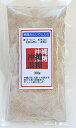 ■生産地：沖縄県多良間島 ■原材料：粗糖（さとうきび（沖縄県産））、黒糖/サンゴカルシウム ■内容量：300g ■賞味期限：約1年　ラベルに記載 ■保存方法：直射日光、高温多湿を避け常温保存 ※直火釜で製造しているため、焦げが混入する場合があります。 ■この商品は「メール便配送」です。ポストにお届けします。♪（日時指定ができません）周囲を海に囲まれた珊瑚礁の土に育ち、サンサンと太陽の光を浴びて育った、沖縄・多良間島のさとうきびをギュッと絞りました。 自然の恵みミネラルをいっぱい抱きしめた珊瑚カルシウムを配合し、さらに黒糖の魅力をアップしまています。 一般的に砂糖といわれているのは精製した上白糖。 黒糖はさとうきびの搾り汁を原料に、昔ながらの製法で作っているので自然の旨みが味わえます。 白糖にくらべてカルシウム・鉄分など、ミネラルやビタミン類が多く含まれています。 ▼ たっぷり使えてお得な1kgサイズ　こちらをクリック★ 【この商品はメール便配送です。】ポストにお届けします。 必ず下記の詳細をご確認下さい ＼＼　詳細はこちら　／／