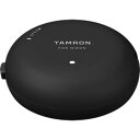 TAMRON TAP-in Consoleは、対応するタムロンレンズ*に取り付け、パーソナルコンピュータから専用のソフトウェアTAMRON TAP-in Utility(読み:タムロン　タップ・イン・ユーティリティ)で操作することで、対応レンズ*のファームウェアアップデートや各種のカスタマイズが行える製品です。 これまで、タムロンレンズのファームウェアアップデートはカスタマーサービス窓口でお預かりする必要がありましたが、TAMRON TAP-in Consoleの登場で、対応レンズ*であればインターネット環境に接続していつでもどこでも、ユーザーご自身でファームウェアアップデートを行っていただけるようになります。 また、対応するタムロンレンズ*の諸設定を変更できるため、それぞれのユーザーにとって使いやすいレンズとなるよう、ご自身の使い方に合せてカスタマイズしていただくことが可能です。 * TAMRON TAP-in Consoleに対応するタムロンレンズ　