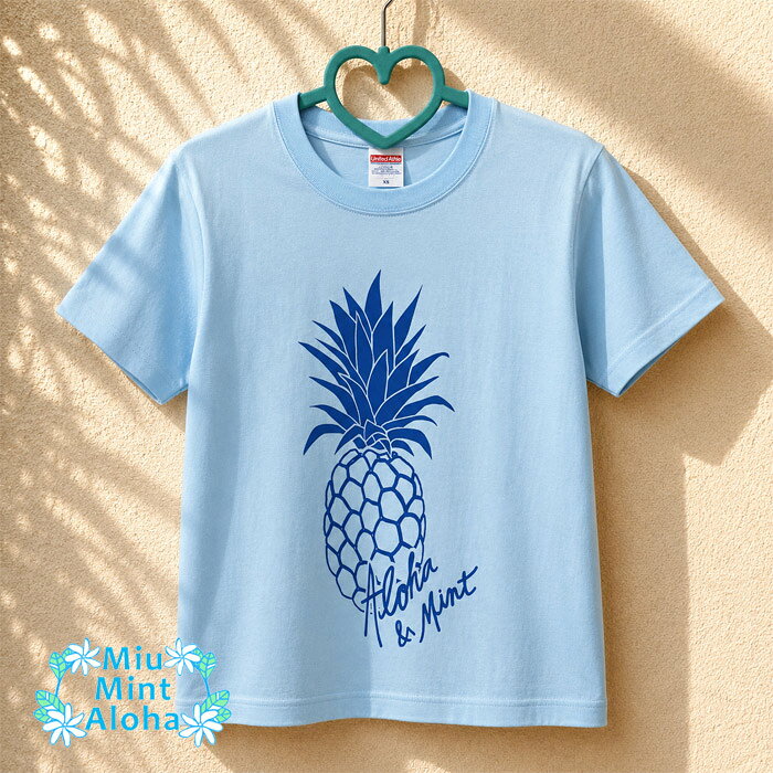 🌺 Miu Mint Aloha オリジナル パイナップルTシャツ シンプルながら存在感のあるパイナップルデザイン。 ハワイを感じる爽やかなカラーで、普段使いはもちろん、 フラレッスンやリゾート、お出かけにもぴったりの一枚です。 ※サイズはユニセックスとなります。 柔らかな着心地で、一年を通して快適にご着用いただけます。 ■ デザイン ミウミントアロハ オリジナルデザイン 大きなパイナップルプリントがアクセント シンプルでコーディネートしやすいデザイン ■ おすすめシーン フラレッスン ハワイアンイベント リゾート・旅行 普段着 おうち時間 ■ 素材 コットン100％ 商品ポイント ミウミントアロハ限定デザイン ハワイらしいパイナップルモチーフ 年齢を問わず着やすいシンプルデザイン パウスカートやデニムとも相性抜群 ■ カラー展開 ベビーピンク サックスブルー ナチュラル ITEM PICUPアイテム別でチェック