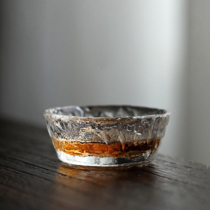 小雪 ぐい呑み おちょこ 湯呑み 35ml 耐熱ガラス 酒器 冷茶グラス 小鉢 デザートカップ おしゃれ 日本酒 煎茶 中国茶 冷酒 アイスカップ 前菜 コップ 高級感 職人 手作り 来客用 焼酎 盃 テ
