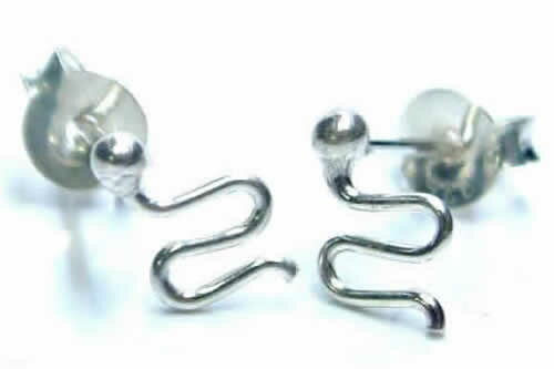 Rakuten - ワイヤーフロースタッドピアス 1ペア 両耳 へび スネイク スネーク 蛇 おもしろ 面白い シルバーピアス シルバー925 スターリングシルバー 上品 シンプル プレーン レディース メンズ 高級 スタッドピアス キャッチピアス 20G 20ゲージ 本物の銀 プレゼント ギフト