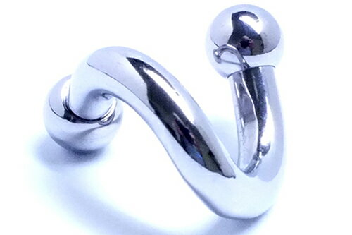 内径の長いバーベルスタッドを螺旋状にツイストさせたボディジュエリー。本来はヘソピアスとして製作されたアクセサリーですが、耳や、口ピアスなどいろいろな場所にアレンジして装着できるオシャレなピアッシングジュエリーです。ボールとボールの間にキャプ...