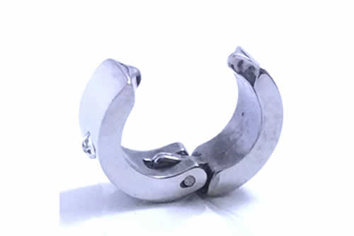 ピアス専門ショップGreen Piercingのスカイラ ステンレスイヤリング 1個販売 イヤーカフ 挟む クリスタル はさむ メンズ レディース ワイド サージカルステンレス316L 低アレルギー イヤークリップ 簡単装着 フェイクピアス 痛くならない ジルコニア ノンホールピアス ノンホールイヤリング ラインストーン｜アングル2