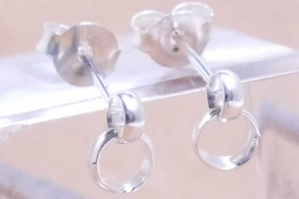 金丝雀 - リングスタッドピアス 1ペア 揺れる 甲丸リング 小さい スモール おもしろ 両耳 シルバーピアス シルバー925 スターリングシルバー 上品 シンプル プレーン レディース メンズ 高級 スタッドピアス キャッチピアス 20G 20ゲージ 本物の銀 プレゼント ギフト 男性 女性