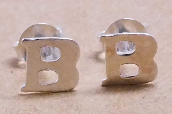 石榴石 - B アルファベットシルバーピアス/1ペア販売 両耳 ビー シルバー925 スターリングシルバー メンズ レディース 英語 イニシャルピアス メッセージ 20G 20ゲージ 耳たぶ ゴシック 低アレルギー キャッチタイプ スタッドピアス