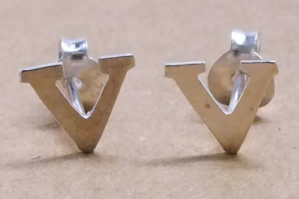 Rakuten - V アルファベットシルバーピアス/1ペア販売 両耳 ブイ ヴイ シルバー925 スターリングシルバー メンズ レディース 英語 イニシャルピアス メッセージ 20G 20ゲージ 耳たぶ ゴシック 低アレルギー キャッチタイプ スタッドピアス