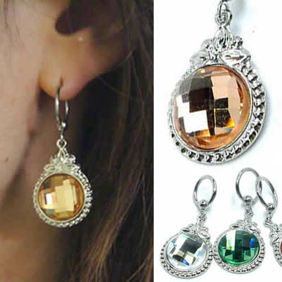 クラッシーな輝きを放つように大きなジルコニアをカットしたチャームが揺れるセクシーなチャームピアス。大きなペンダントのようなチャームが存在感をアピールする。宝石のようなジュエリーは、レトロなスタイルにも合わせたい！大きなチャームは耳のピアスと...