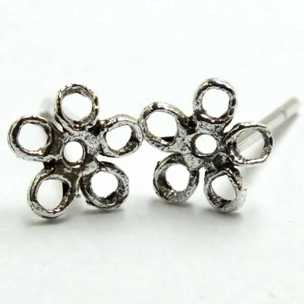 梅の花をモチーフにしたスタッドピアス。シンプルで綺麗なお花のピアス。2個1セットの1ペア販売なので、左右の耳にもつけれるし、1個ずつ彼氏や彼女、友達ともシェアできる。色合いもシルバー925色(銀色)なので、コーデもしやすく、銀素材のそのものの色合いも楽しめる。 スペック本体サイズ：幅 x 高さ：約7mm x 7mmポストサイズ（軸径）：約 0.8mmポストサイズ（軸長）：約11mm素材シルバー925備考・表示は1ペアの価格です。（数量1にてご注文で両耳分のお届けとなります。）・写真はイメージです。お客様のモニターにより商品の色やイメージが異なる場合があります。・スペックサイズは目安としての参考値です。多少誤差がある場合がございますので予めご了承ください。