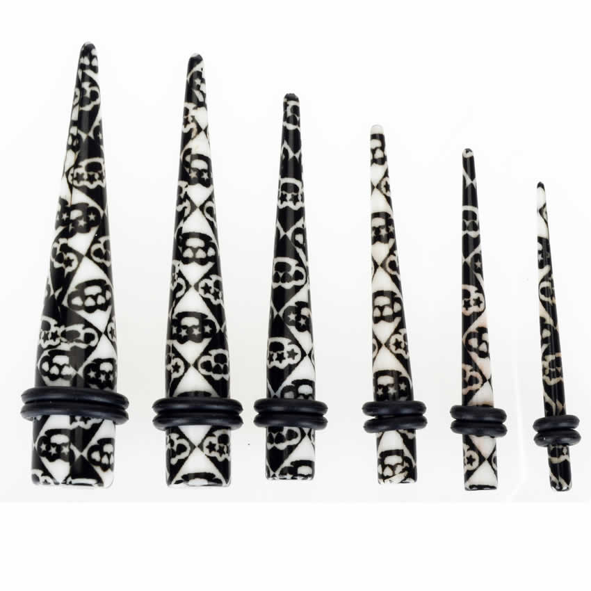 アクリル製の拡張器にメリケンサックをデザインしたボディピアス。そのままピアスとしても拡張器としても使える便利なボディピアス。素材もアクリル製なので金属アレルギーもなく、軽くてコストパフォーマンスも高い。メンズでもレディースでも使えるボディー...