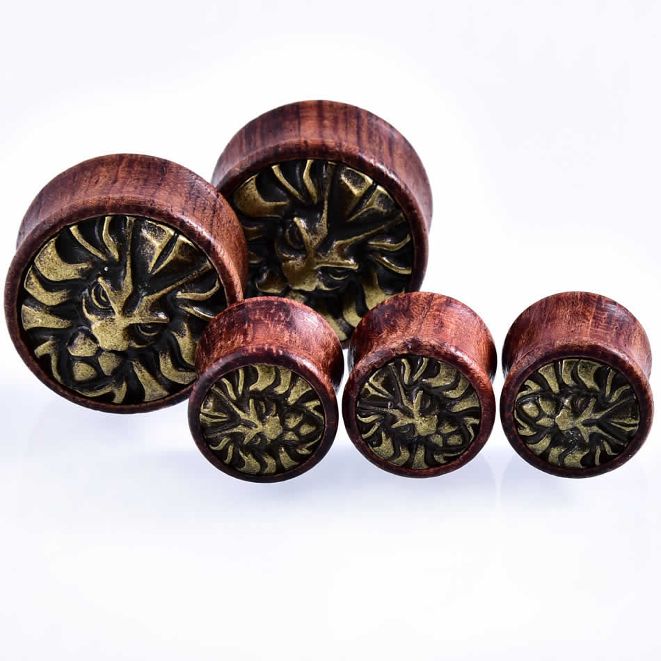 木製のダブルフレアアイレット型のウッドプラグにアンティーク風のゴールドでライオンをデザインしたクールなボディピアス。立体的にデザインされたクールなライオンが存在感を発揮してくれる動物ボディーピアス。メンズでもレディースでも使えるアニマルモチ...