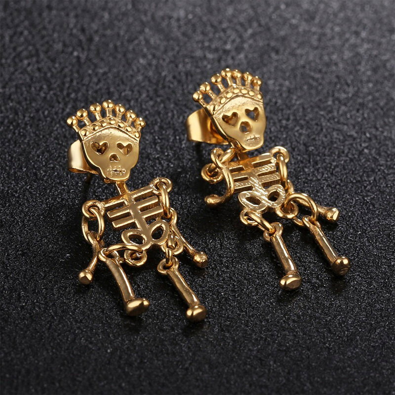ピアス専門ショップGreen Piercingのゴールドスカルキング バックキャッチ ステンレスピアス 1個販売 金色 髑髏 ドクロ がい骨 骸骨 ガイコツ 揺れる おもしろ 面白い 個性的 メンズ レディース バックキャッチピアス ジャケットピアス パーティー プレゼント ギフト クラウン 王冠 20G 20ゲージ ハート 人気｜アングル3