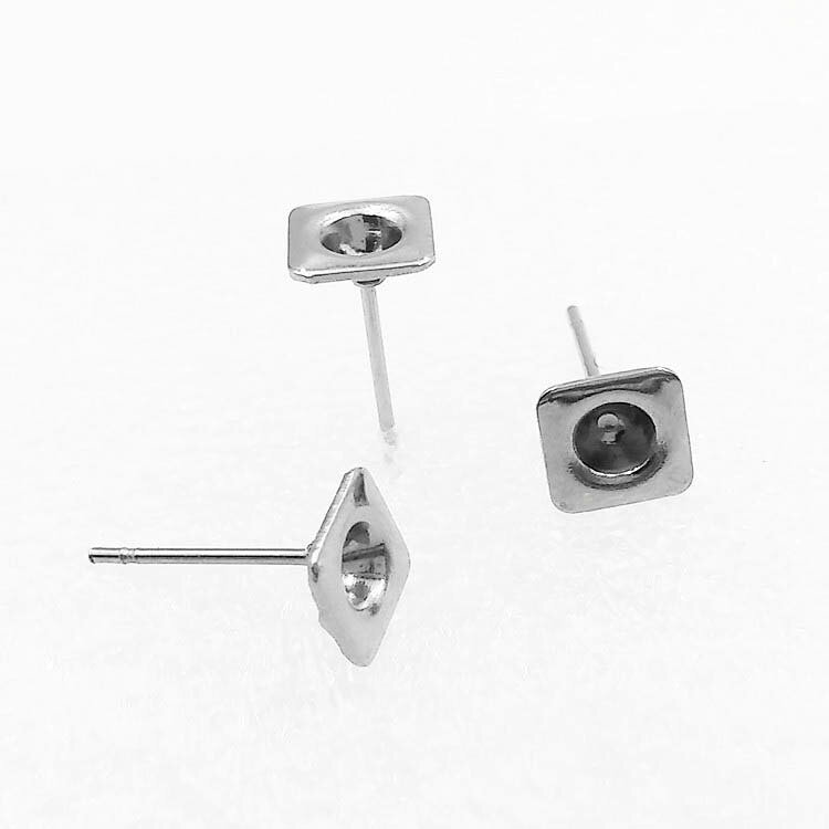 ピアス専門ショップGreen Piercingの6mmスクエア台座3mm用ストーンホールステンレスDIY用スタッドピアス 1個販売 ステンレスピアス 20G 20ゲージ ポストパーツ 四角形 丸型 3ミリ ジュエル ジルコニア ラインストーン 6ミリ 6.0mm 3.0mm 金具 部品 材料 手作り ハンドメイド ピアスパーツ 自分で作る｜アングル3