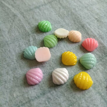 10mmシェルアクリルパーツ/5個アソート 貝殻 貝 ラメ ピンンク ホワイト グリーン パープル アクセサリー ピアス パーツ プラスティック イヤリング 貼り付け マグネットピアス チャーム ネイル デコレーション 爪 スマホ クラフト DIY ハンドメイド 手作り プラスチック