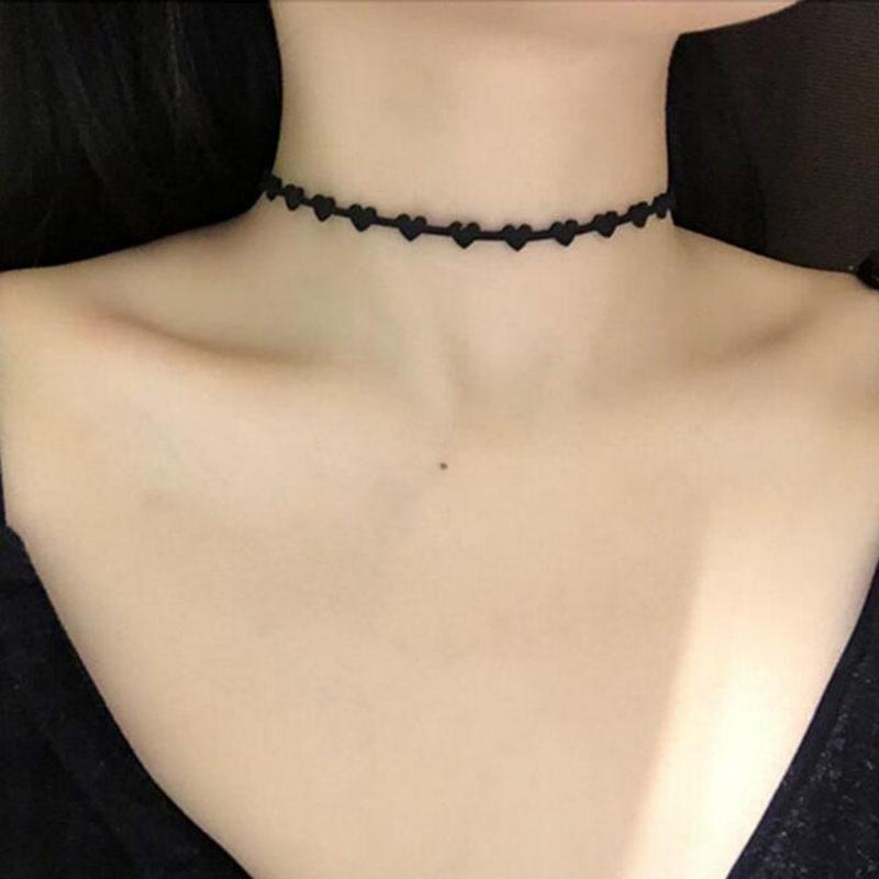 ピアス専門ショップGreen Piercingのラリエット風 スモールハートブラックベルベットチョーカー 小さいハート 大人可愛い プレゼント 首飾り ネックレス 有名人 芸能人 レディース ベロア 首元に巻く 首に巻く リボン 紐 首ベルト タイト フィット 黒いレース 首輪 ゴスロリ フェイクレザー 黒色 人気 モデル｜アングル2