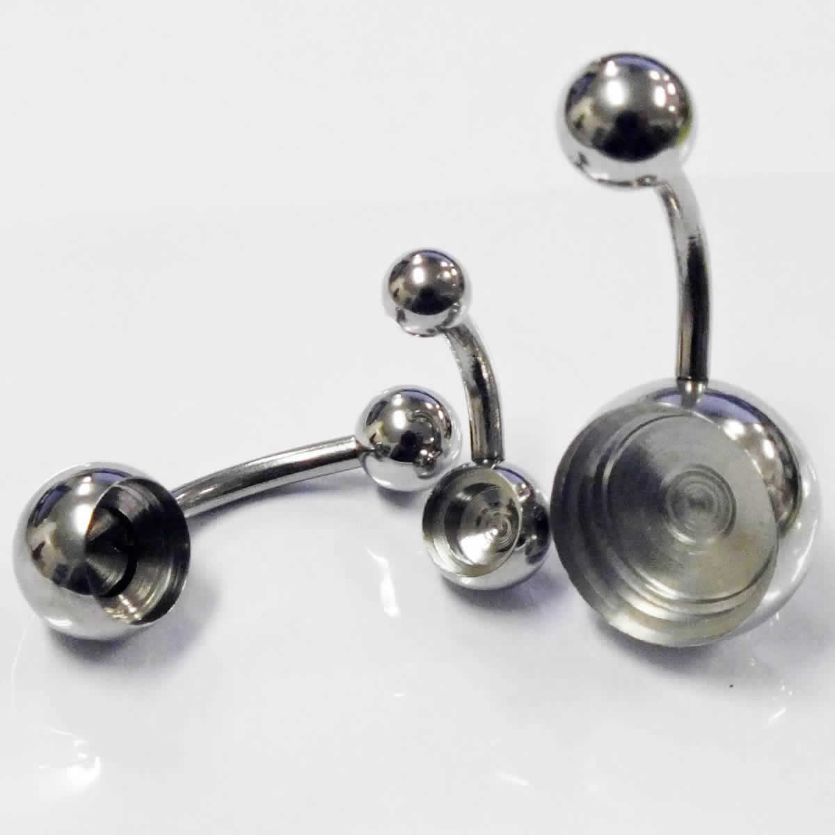 ステンレスカラーの18ゲージ(18G)、16ゲージ(16G)、14ゲージ(14G)のへそピアス向けボディピアスが手作りできるクラフトパーツです。6ミリ、8ミリの大きなジュエルをセットする場所にジュエルがついていないので、自分の手持ちのストー...