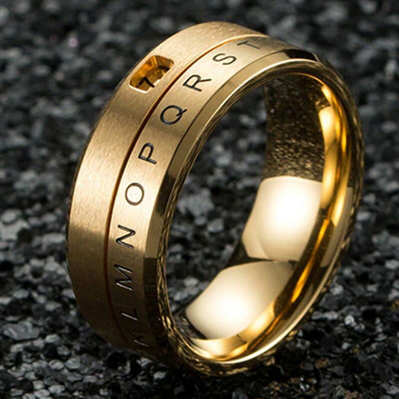 黒い文字で英語のアルファベットをデザインした指輪と数字がクルクル回るスピンリングをつなげた面白いサージカルステンレス316L製のステンレスリングです。 金色ゴールドと黒色ブラックのコントラストをきかせた回る指輪。 素材も安心で高級感のあるサージカルステンレス製。男性からも女性からも人気のステンレス製の指輪。カジュアルな服装はもちろん、結婚式やパーティーなどフォーマルジュエリーとしても使えます。 いつまでも変わらない永遠のステンレスリングは、婚約指輪や結婚指輪としても使われます。 メンズでもレディースでも使えるのでペアリングやギフトにも。プレゼントとしてもきっと喜んでもらえる指輪です。 幅：約8.0mm素材:サージカルステンレス316L・表示は1個の価格です。