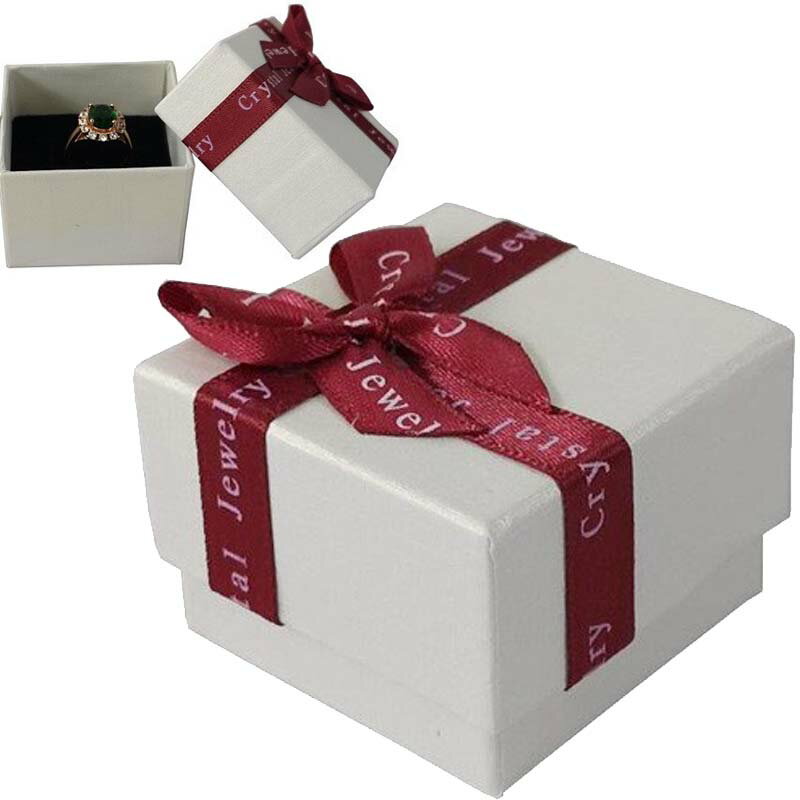 クリーム色の上蓋と下蓋になった箱にワインレッドの濃い赤色のリボンをデコレーションしたラッピング包装に使えるギフトボックス。赤いリボンには英語でクリスタルジュエリー（Crystal Jewelry）とデザインされた高級感のあるラッピング箱。 上蓋と下蓋でできたギフトケースなので、簡単にラッピングできる。しかもリボンがかかっているので包装紙の必要もなくそのまま箱の中に入れてプレゼントできるラッピングケースです。 中身は黒色のウレタンに、指輪を飾れる切れ込みが1か所とフックピアスやネックレスやチョーカーやアンクレット、ブレスレットなどのクサリの首飾りを飾れる切れ込みが入っているので、色々なアクセサリーにも対応できる。おしゃれにサプライズプレゼントができる収納できるコレクションボックスです。 誕生日や記念日のラッピングには欠かせないアイテムです。 ※海外製品のため配送中についた傷や多少の汚れがございます。ご了承ください。 スペック大きさ：56mmx56mmx38mm素材ウレタン/紙備考・表示は1個の価格です。・ハンドメイドの為多少サイズは異なります。