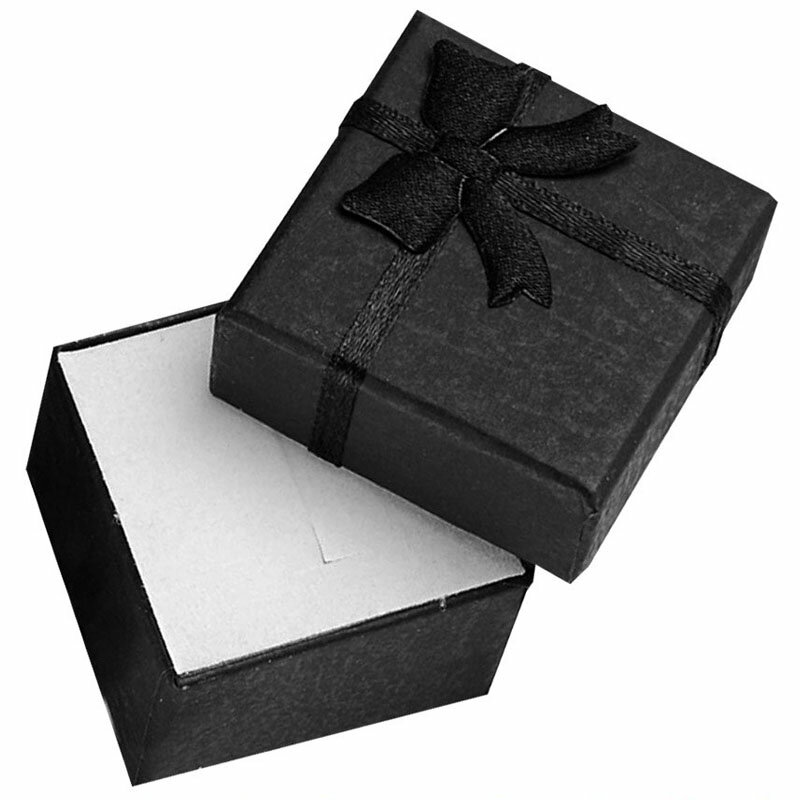 黒色の小さいサイズの上蓋と下蓋になった箱にリボンをデコレーションしたラッピング包装に使えるギフトボックス。中には指輪やピアスが飾れるできるウレタンをセットした小さなラッピング箱ポケットに入るサイズなのでサプライズプレゼントにぴったり。 上蓋と下蓋でできたギフトケースなので、簡単にラッピングできる。しかもリボンがかかっているので包装紙の必要もなくそのまま箱の中に入れてプレゼントできるラッピングケースです。 中身はもちろん指輪以外にもフックピアスやネックレスやチョーカーやアンクレット、ブレスレットなどあまり大きくない小さいジュエリーを飾れるので、スモールサイズのピアスや指輪やもちろんアクセサリー以外にも色々なラッピングにも対応できる。おしゃれにサプライズプレゼントができる収納できるコレクションボックスです。 誕生日や記念日のラッピングには欠かせないアイテムです。 お手ごろ価格でゲットできるのもうれしい。 ※お使いの端末やブラウザや環境によって画像の色の見え方は異なります。多少画像の色合いとは異なる場合がございます。ご了承ください。 ※海外製品のため配送中についた傷や多少の汚れがございます。ご了承ください。 スペック大きさ：41mmx41mmx26mm素材ウレタン/紙備考・表示は1個の価格です。・ハンドメイドの為多少サイズは異なります。