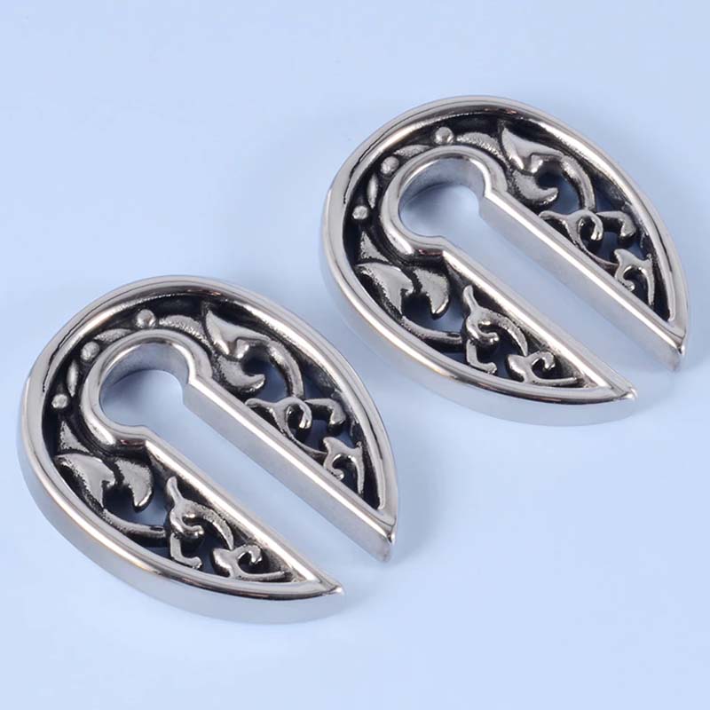 ピアス専門ショップGreen Piercingの[ボディピアス 0G]トライバルキーホールプラグ ボディーピアス 0ゲージ 8mm 1個販売 ステンレス 面白い おもしろい 人気 メンズ レディース 男性 女性 プレゼント ギフト おしゃれ 立体 3D 拡張 プラグ 銀色 シルバー 彼氏 彼女 8ミリ 鍵穴 ヘビーウエイト 唐草 パルメット｜アングル2