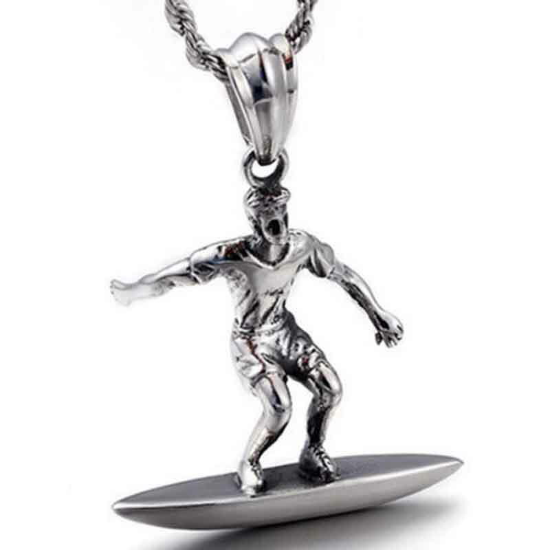 立体的なサーフボードにのったサーフィンする人間をモチーフにしたおしゃれなサージカルステンレス316L製のステンレスペンダントトップ。 サーファーやサーフショップのオーナーの彼氏や彼女にオススメのステンレスパーツ。 細やかな細工が見事なサージ...