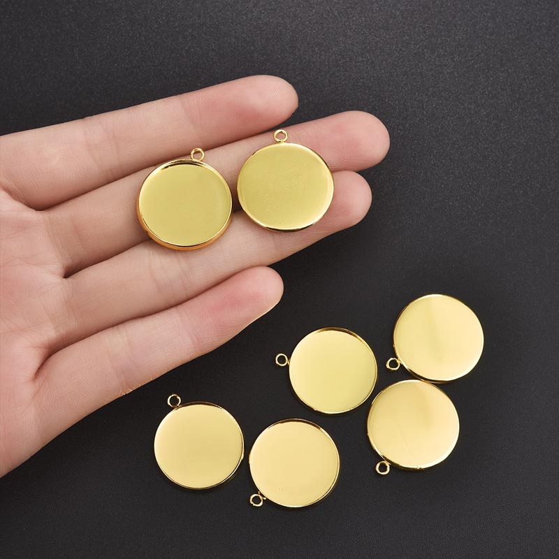 ピアス専門ショップGreen Piercingの[6mm 8mm 10mm 12mm 14mm 16mm 20mm 25mm 30mm ]DIY ステンレス製 丸カン付きゴールドミール皿チャーム用パーツ 1個販売 カボーション カボション ペンダントトップ 丸型 丸い 金色 ピアス ネックレス 天然石 ストーン 手作り ガラスドーム 写真 金具 部品 クラフト｜アングル3