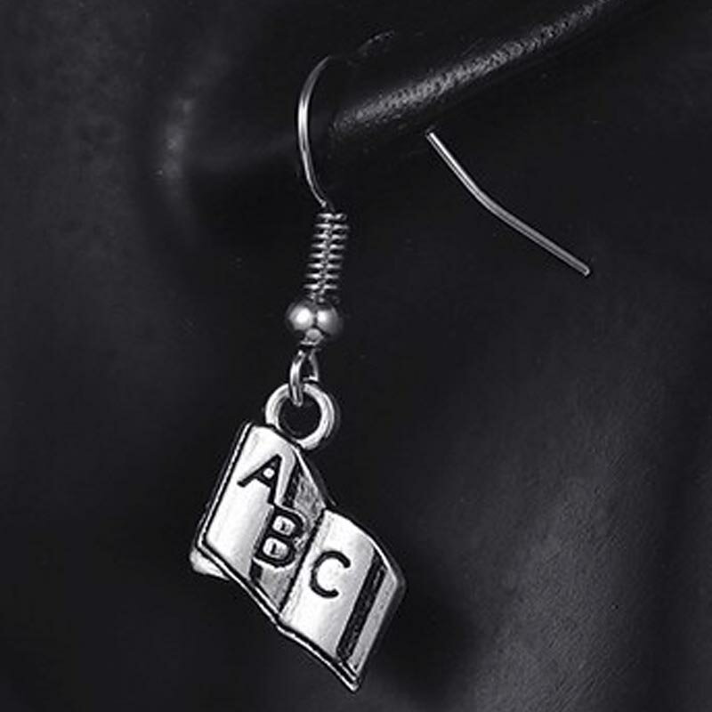 英語の教科書 ステンレスピアス/1個販売 片耳分 サージカルステンレス316L メンズ レディース 揺れる フックピアス チャーム 20G 20ゲージ ファッシ...