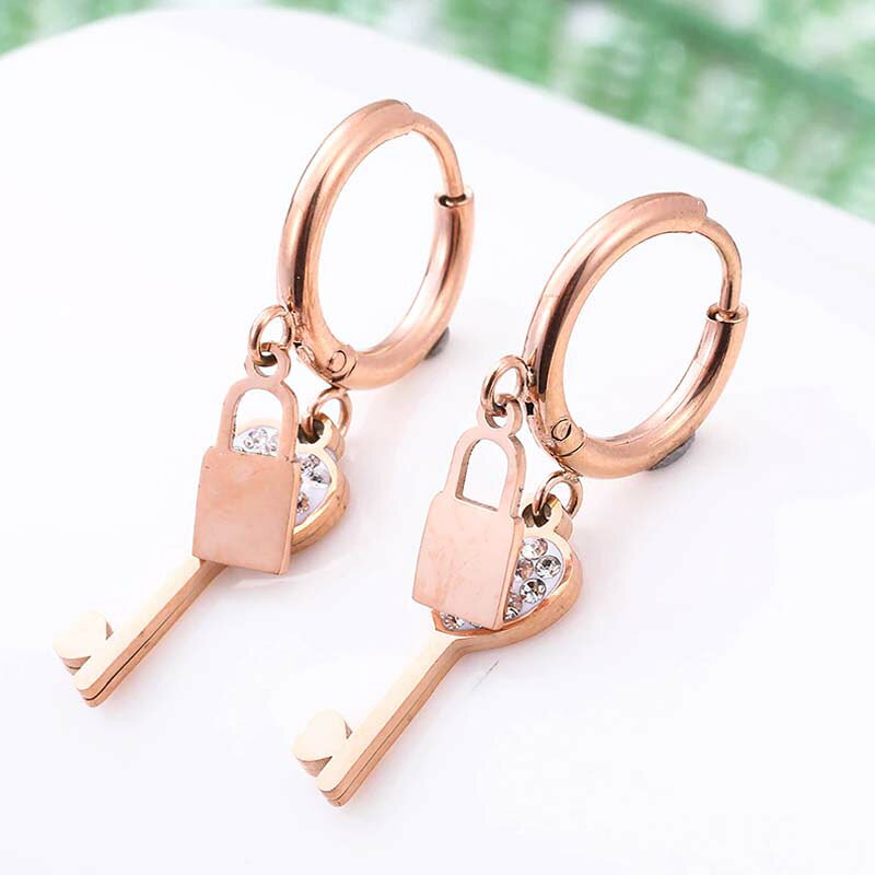 パドロック&キーチャームピンクゴールドフープピアス 1ペア販売 女性 人気 18G 18ゲージ 耳 軟骨 リングピアス メンズ レディース ステンレスピアス プレゼント 彼女 母の日 記念日 揺れる 誕生日 ポールリング ジルコニア クリスタル キラキラ 鍵 カギ 南京錠 パヴェ パベの商品画像 3