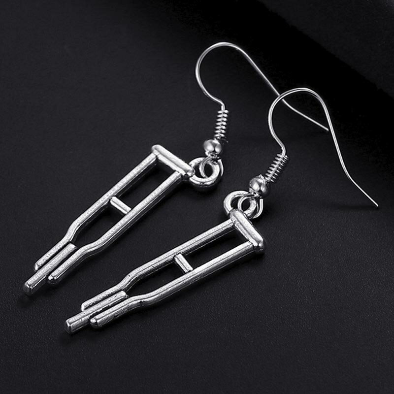 松葉づえ ステンレスピアス 1個 片耳 サージカルステンレス316L メンズ レディース 揺れる フックピアス チャーム 20G 20ゲージ ファッションピアス 20g 人気 男性 女性 プレゼント ギフト おもしろい コスプレ 医療従事者 看護師 医者 病院 お見舞い 患者 骨折 まつばづえのサムネイル