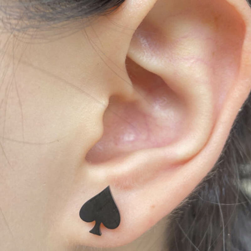 スペードマーク ステンレスピアス 1個販売 片耳販売 20G 20ゲージ メンズ レディース 彼氏 彼女 男 女 人気 プレゼント かっこいい トランプ 面白い カード ギャンブル ポーカー カジノ ギフト キャッチピアス スタッド おしゃれ 黒色 ブラック エース ロゴ プレゼントの商品画像 3