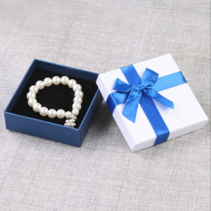 ブルーリボンラッピングボックス(90mmx90mmx30mm)1個販売 白色 箱 青色 指輪 リング ネックレス チョーカー ペンダント ブレスレット ピアス ...
