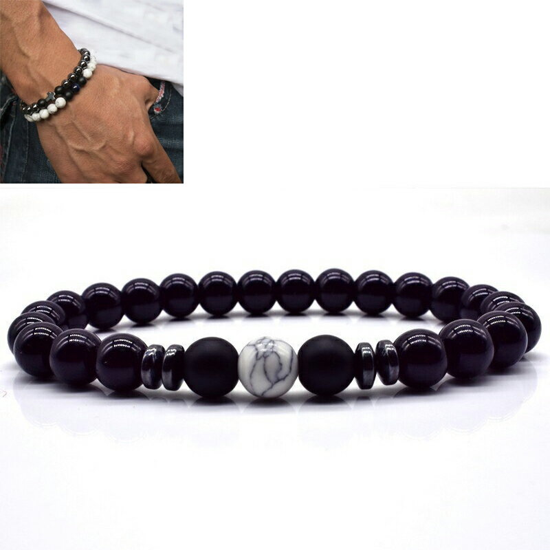 8ミリサイズの天然石風の黒いマットなブラックアゲートや楕円形のヘマタイトビーズやオニキスのような黒色のストーンにイミテーションの白色のトルコ石やハウライトを模したビーズをセットしたお洒落なストーンブレスレット。 数珠のような大人スタイルの男...