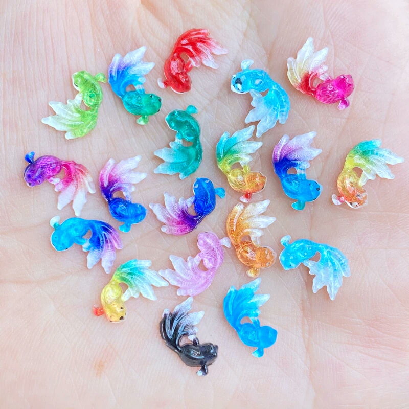 楽天ピアス専門ショップGreen Piercing7mmx11mm カラフル金魚アクリルパーツ/10個アソート 魚 きんぎょ キンギョ フィッシュ 人気 クラフト用 DIY用 爪 メンズ レディース フラットパーツ 貼り付け 飾り デコパーツ 部品 手作り 自分で作る ネイリスト 小さい 小さめ 可愛い かわいい カラフル プラスチック