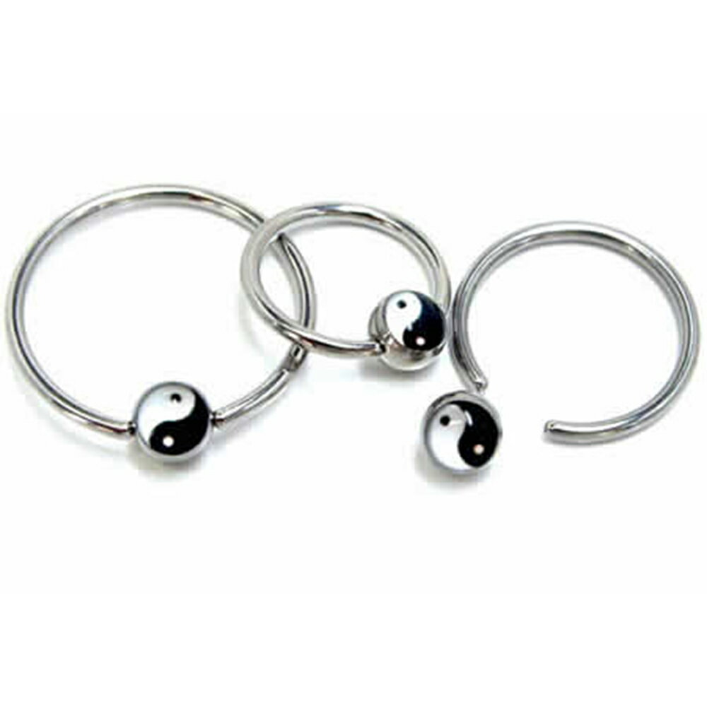ピアス専門ショップGreen Piercingの[ オモシロ リング型 ボディピアス 14G ] 陰陽 キャプティブビーズリング 14ゲージ 6mmボール 14Ga 14g メンズ レディース ボディーピアス サージカルステンレス316L キャプティブリング CBR 定番 シンプル プレーン ワッカ 耳 軟骨 ヘリックス 太極図 白黒 光と影 男性 女性｜アングル2