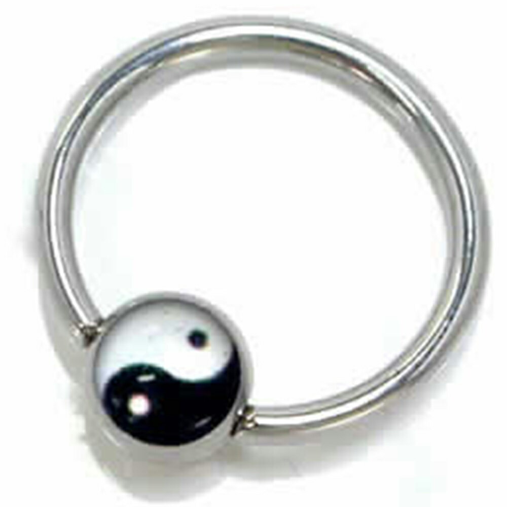 ピアス専門ショップGreen Piercingの[ オモシロ リング型 ボディピアス 14G ] 陰陽 キャプティブビーズリング 14ゲージ 6mmボール 14Ga 14g メンズ レディース ボディーピアス サージカルステンレス316L キャプティブリング CBR 定番 シンプル プレーン ワッカ 耳 軟骨 ヘリックス 太極図 白黒 光と影 男性 女性｜アングル3