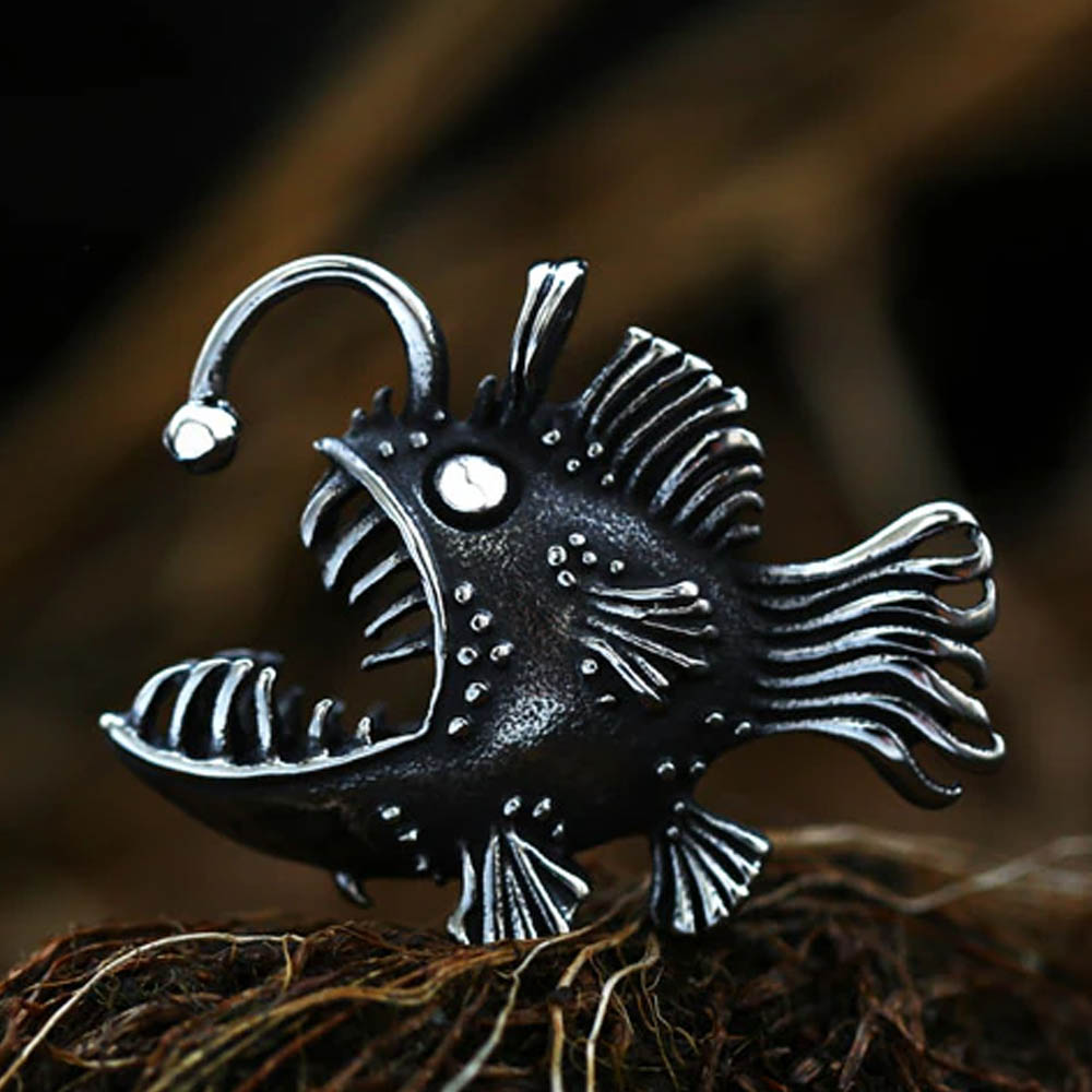 ピアス専門ショップGreen Piercingの深海魚ステンレスペンダントトップ 1個販売 メンズ レディース 魚 さかな 提灯アンコウ フィッシュ 立体 3D 面白い おもしろい 不気味 サージカルステンレス316L ネックレス ステンレスパーツ 首飾り キーホルダー 水族館 旦那さん 奥様 嫁さん 彼女 彼氏 記念日 人気｜アングル2