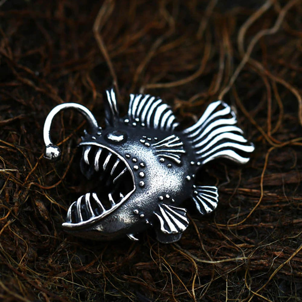 ピアス専門ショップGreen Piercingの深海魚ステンレスペンダントトップ 1個販売 メンズ レディース 魚 さかな 提灯アンコウ フィッシュ 立体 3D 面白い おもしろい 不気味 サージカルステンレス316L ネックレス ステンレスパーツ 首飾り キーホルダー 水族館 旦那さん 奥様 嫁さん 彼女 彼氏 記念日 人気｜アングル3