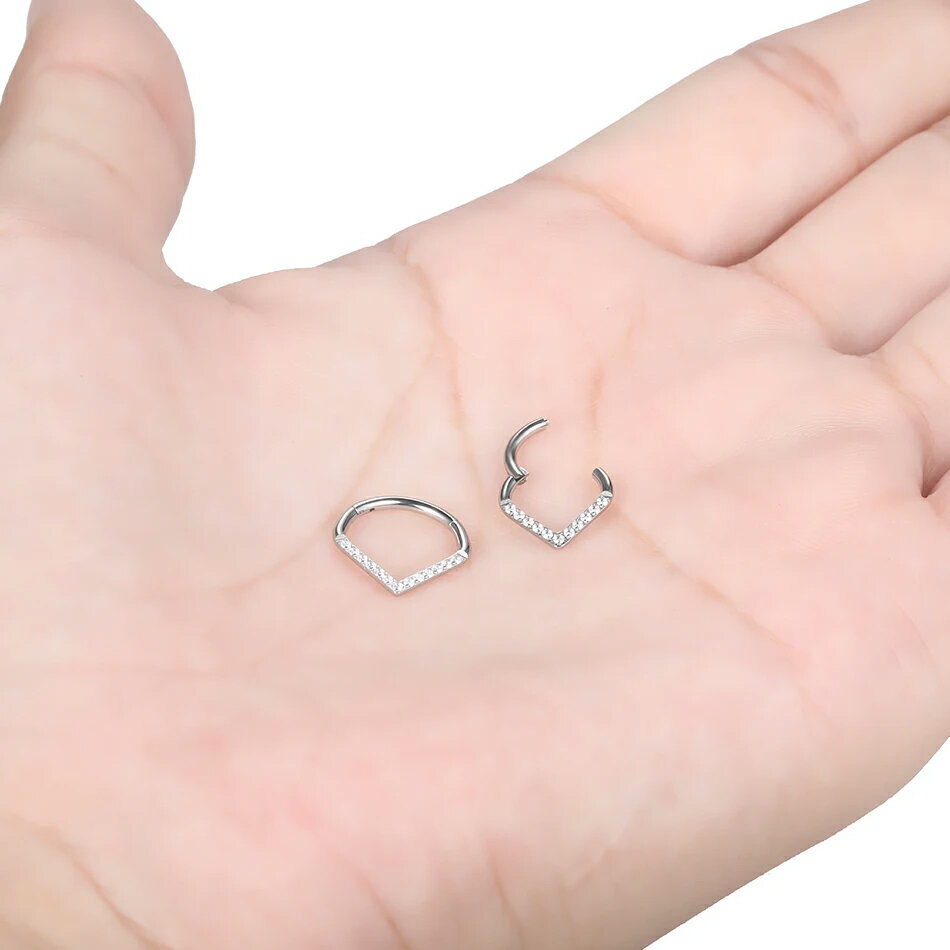 [16G チタングレード23 ボディピアス] G23チタン製ジュエルティアードロップ型クリッカー 16ゲージ セグメント 軟骨 耳 鼻シルバー 銀色 メンズ レディース リング型 ワンタッチ 男性 女性 ストーン クリスタル キュービックジルコニア キラキラ 涙型 雫型 シズク型 滴型